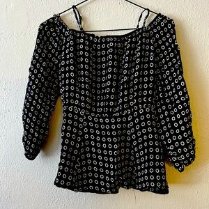 It’s a pretty black white top. Size M and goes perfectly with pants.